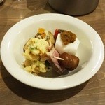 酒嚢飯袋 - 鮪酒盗のポテサラ、サラダ蕪に蕗味噌のせ、いぶりがっこブルーチーズ、鴨スモーク、うずらスモーク