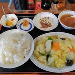 中華味処 悟空 - 日替わり定食：モンゴウイカと野菜のうま煮（\900）