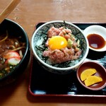 角屋 - ネギトロ丼(1100円税込)、うどん(400円税込)