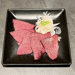 Sapporo Namabiru Kuro Raberu Za Ba - エゾ鹿肉を燻製にして香辛料を使ってスモークハムに仕上げています。