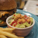 SAUCE UP BURGER - サラダとフレンチフライ