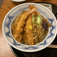 天一 本店 - パカっ！　テン・ドーン　いびx2、きす、芝いびかき揚げ、アスパラx2、シータケいび詰め。蓋で蒸されていい調子☆ 天丼はこうでなくっちゃ！