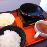 Honki Suteki&Hanbagu - 牛カツ用の鉄板とセットのキャベツ、ご飯、スープ