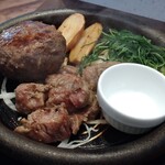 Honki Suteki&Hanbagu - 日替わりランチ　ハンバーグとサイコロステーキ　手前の皿は好きなソースを入れる皿