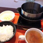 Honki Suteki&Hanbagu - 日替わり用の鉄板とセットのキャベツ、ご飯、スープ