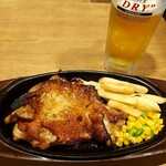 ガスト - R4.9:生ビールとチキテキスパイス焼き（半額クーポン：384円）スパイシーでジューシーな鶏肉でした。