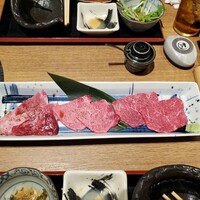 柳橋焼にく わにく - 左からカルビ、ロース、モモ