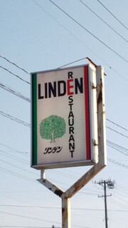 RESTAURANT　LINDEN - 道路沿いにある看板は変わらぬ店の歴史！