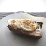 ヨフカシベーカリー&イッコン - ◆長芋とベーコンのタルティーヌ(200円）・・ベーコンの上に山芋スライスとチーズ。 パンが美味しいので、これもいいお味。