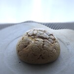 ヨフカシベーカリー&イッコン - ◆ヨフカシのメロンパン（170円）・・小さめですけれど、ずっしり重く食べ応えがありますね。 アールグレイやアーモンドプードルを使用したクッキー生地もの食感もよく美味しい。