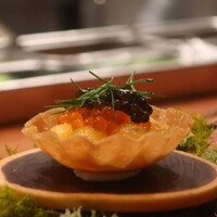 IZA - 柿と魚卵のタルトアップ