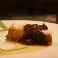 IZA - ホウボウのソテー エシャロットと焦がしバターのソースアップ