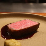 IZA - 熊本県産赤牛のリブロース 赤ワインソースアップ