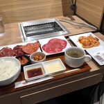 お肉屋さんのひとり焼肉 DAIRIKI - 肉屋の5種盛定食＋ホルモン3種類