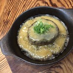 広島旨い物処 稲茶 - 「特別いわし膳」（2,900圓）の小鰯ハンバーグです。鐵板で提供されます。濃厚な旨味で、臭みは一切ありません。