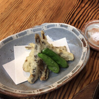 広島旨い物処 稲茶 - 小いわし天婦羅です。鹽で食します。