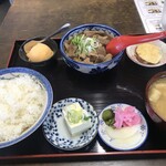 一本杉 - もつ煮定食（600円）