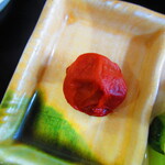 お食事処 河童 - 日替わりワンコインランチ・鯖味噌定食　５００円（税込）の梅干しのアップ【２０２２年９月】