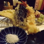 蕎麦 やすたけ - 「おもてなし膳」の天ぷらアップ　伊シチリアの塩。右側の丸いのは梅干の天ぷらでした。ｈ25.4.26撮影