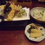 蕎麦 やすたけ - 「天ぷらとお蕎麦のおもてなし膳」の天ぷら・青じそご飯・漬物　ｈ25.4.26撮影