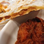 インディアンレストラン西麻布 by KENBOKKE - カシミールナンのソフトなレーズンは、こんなにぎっしり！！辛いカレーにはぴったり！