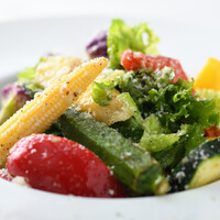 7種類の彩り野菜とチーズのグリーンサラダ