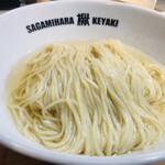 Sagamihara 欅 - 昆布水に浸る麺