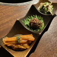 炭火焼肉 ふちおか - 前菜三種。ごぼうキムチが斬新ですが美味しいです。