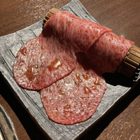 炭火焼肉 ふちおか - サーロイン。申し分ない美味しさです。最初にピークを持ってくるので、この後ずっと楽しくなります。