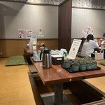 Tonkatsu Wakaba - ランチタイムはセルフでおしぼりとお茶です。