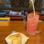 イタもん家 やってるよ - 突き出しとノンアルの桃のカクテル