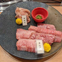 焼肉おしわら 雅 - 鶏せせりハーフ、カルビ1人前