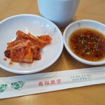韓国キッチン ソウル市場 - お代わり自由 サービスのキムチ&ちぢみのつけダレ