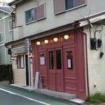 Saint Denis Cafe - ピンクの壁と扉が可愛いカフェ。あのクレープやさんの隣です。