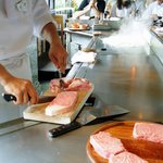 横浜瀬里奈 ステーキドーム - シェフが調理