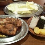 骨付鳥 一鶴 - ひなどり870円＆むすび300円