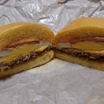 マクドナルド - こく旨すき焼き月見バーガーの断面
ふわもち食感バンズでサンドされてるのは
トマトクリーミーソース
スモークベーコン
 目玉焼き
チェダーチーズ
100％ビーフパティ
すき焼きフィリング