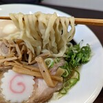 麺や 河野 - 塩味玉らーめん麺リフト