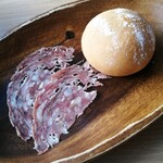 La Prima Pagina - 自家製パンとフイノッキオサラミ…香りが良くて美味しいんですよ♪