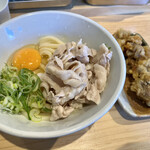 肉讃岐 甚三うどん - 肉玉しょうゆ・冷（700円税込）
            鶏天（200円税込）