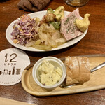 12 - 突出しのパンに前菜盛合わせ