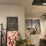 石窯のある洋風酒場 BUOONO! - 中の様子と黒板メニュー