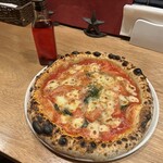 石窯のある洋風酒場 BUOONO! - マルゲリータにトッピング（スタッフの賄い）