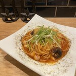 石窯のある洋風酒場 BUOONO! - 辛さ際立つタコのトマトパスタ(スタッフの賄い)