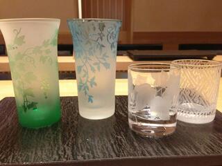 Zouroku Yuuzan - 大将のお母様手作りの美しいグラス。お酒の美味しさを更に引き立てます。