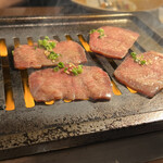 焼肉 肉萬 - 生タン　サクッと食感