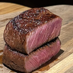 焼肉 肉萬 - 寝かせ〜の　から　　タレに潜らせ〜の　また焼いてカット