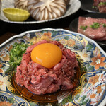 焼肉 肉萬 - これも飲めたわぁー　赤身の旨さがすごい