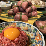 焼肉 肉萬 - テーブルの上が渋滞中