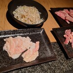 肉の匠 伊とう - 牛カルビ上　豚サガリ　ミックスホルモン　ネギもやしナムル